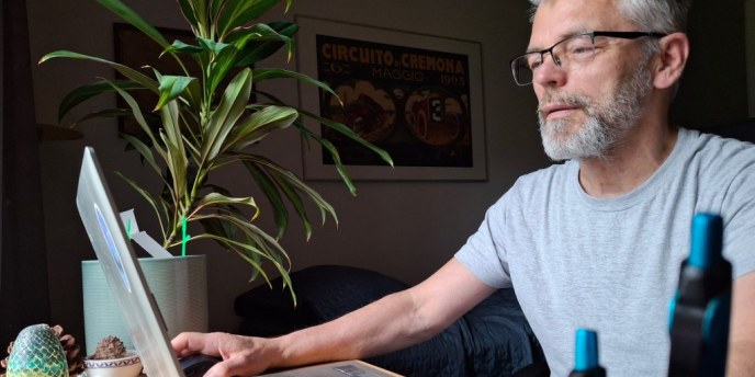 Oulun Veden asiakas Jyrki Asukas tarkistaa vesiasiansa kätevästi verkossa