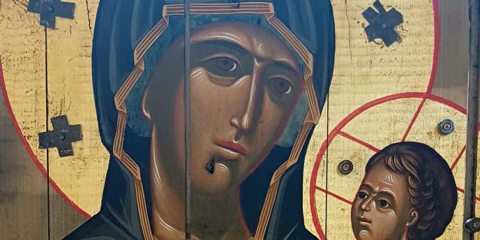 Ammuslaatikoihin maalattuja ikoneita – Oulun tuomiokirkon näyttely on omistettu kaapatuille ukrainalaislapsille