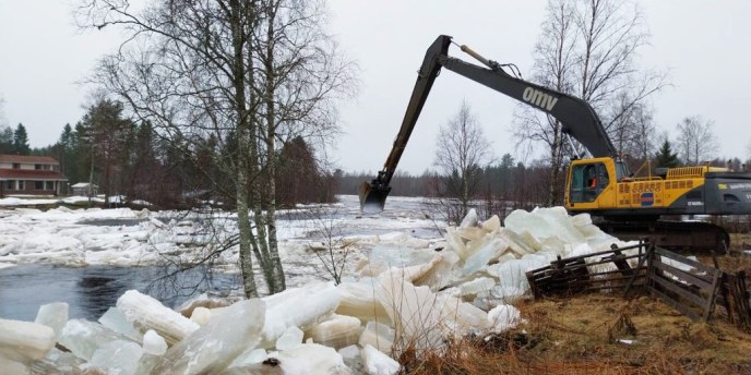 Kiiminkijoen jääpakkaumia puretaan koneella – myös rakennuksia uhan alla
