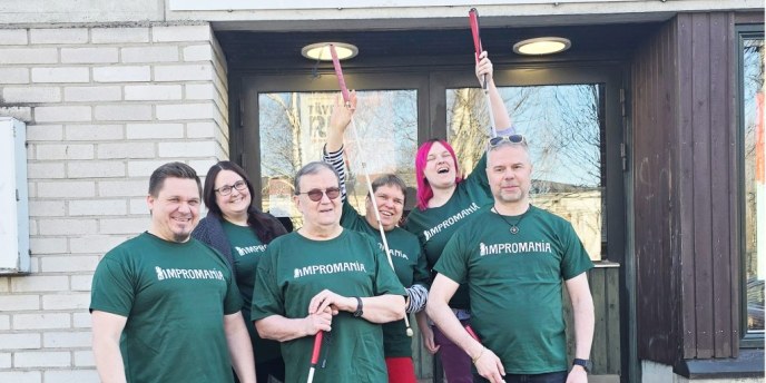Oulun Työväen Näyttämöllä improvisaatioteatteria näkövammaisten Sokkomania-ryhmän tapaan