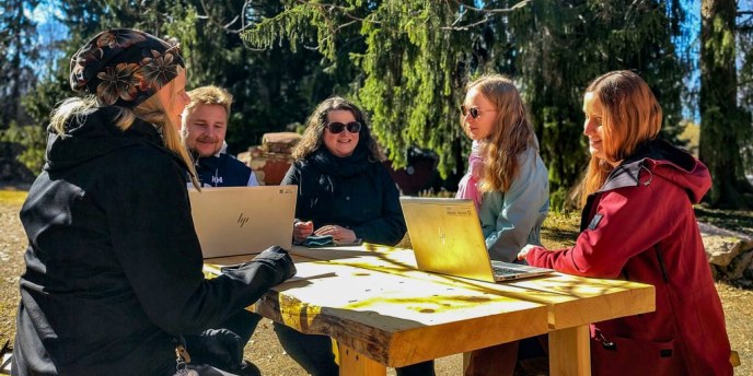 Toukokuun luonto­työpäivä­viikolla kannustetaan viemään toimisto­työt ulos