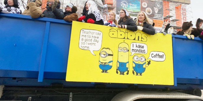 Perinteiset penkkariajelut tulevat Oulussa taas – vanhat tanssivat myös omilla kouluillaan