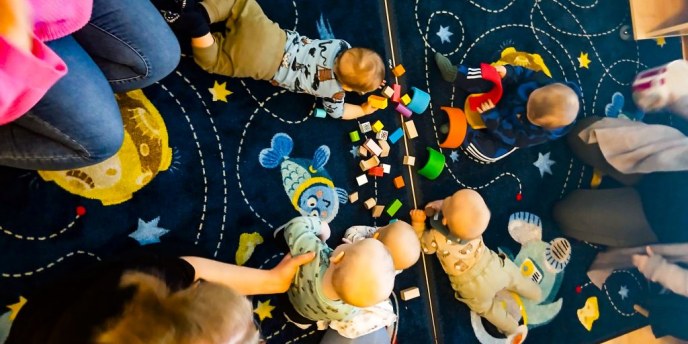 Perhekerho on vaivaton tapa tutustua päivä­kotiin ja oman lähi­alueen lapsi­perheisiin