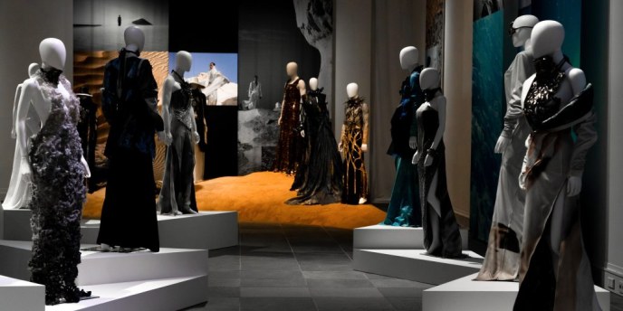 Muotisuunnittelija Yuima Nakazato vierailee näyttelyssään Oulun taide­museossa