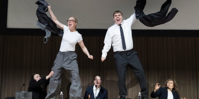 Oulun teatteri teki esityksen 500 oululaisnuoren aidoista kokemuksista – Oikeusjuttu avaa elämän peruskysymyksiä