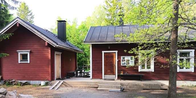 Oulun steinerkoulun vanhemmat lämmittävät Villa Pukkilan kesäsaunaa kaikkien käyttöön Hietasaaressa