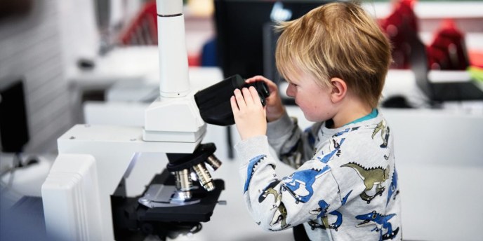 Yli 10 000 alueen lasta ja nuorta tutustui luonnontieteisiin ja teknologiaan – Oulun yliopistossa toimiva keskus kasvaa voimakkaasti