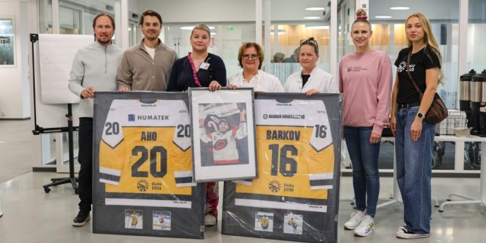 NHL-tähtien pelipaidat ilahduttavat nyt OYSin lasten päivystyksessä