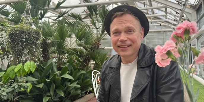 Muusikko Aki Mikkonen kietoi yhteen opettajuuden, artistiuuden ja rohkeuden – nuoret kaipaavat aitoa tukea unelmoida isosti