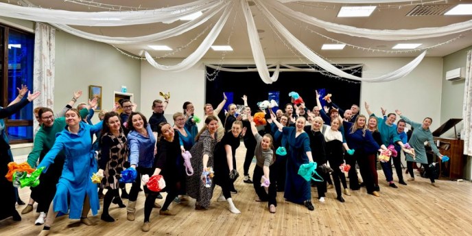 Oululaisen Iso Ilo -kuoron vappuperinteessä musiikillinen mikroilmasto soi monilajisena Luontohetkiä-teoksessa