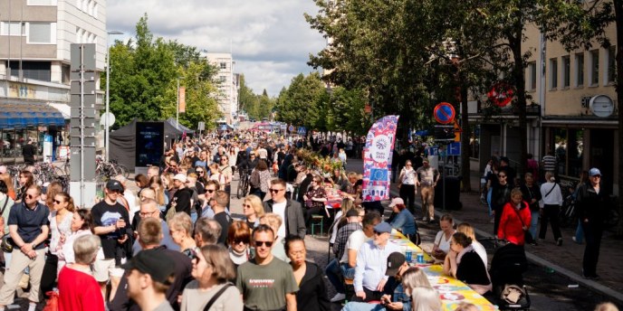 Sääonni suosi – Kesäillan kattaus toi yli 20 000 ihmistä keskustaan