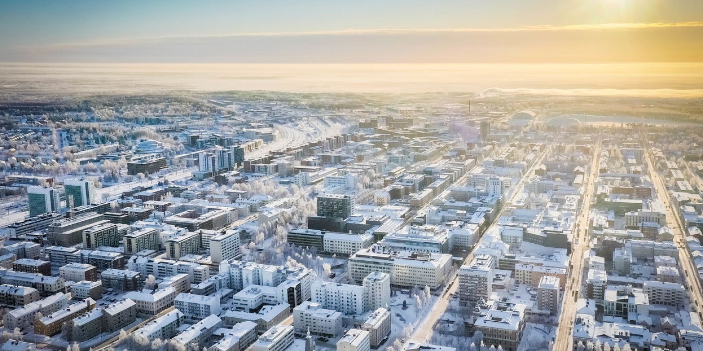 Talvinen ilmakuva Oulun keskustasta.