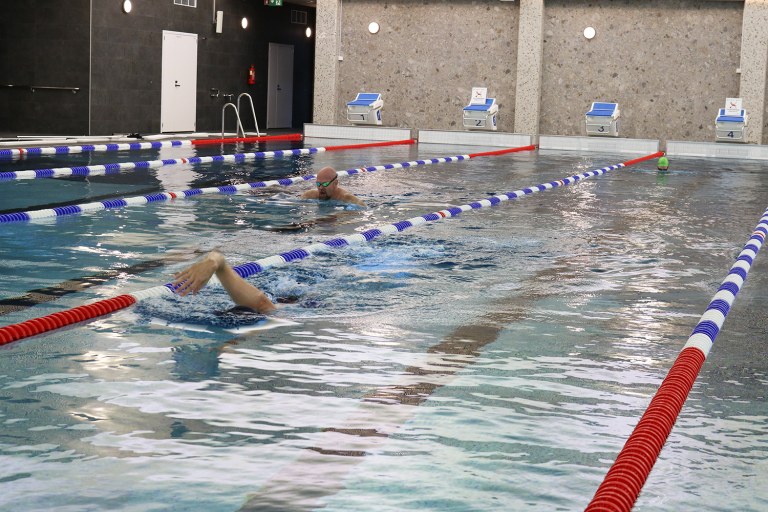 kolme uimaria uima-altaassa