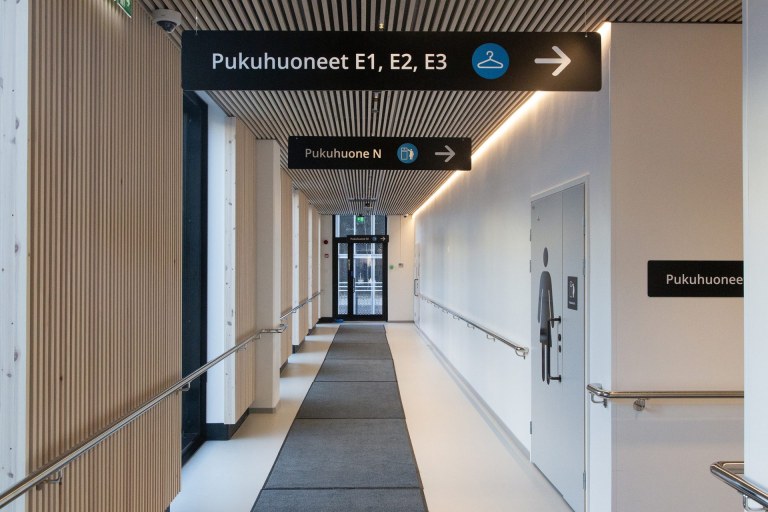 Kuvassa pukuhuoneisiin johtava käytävä
