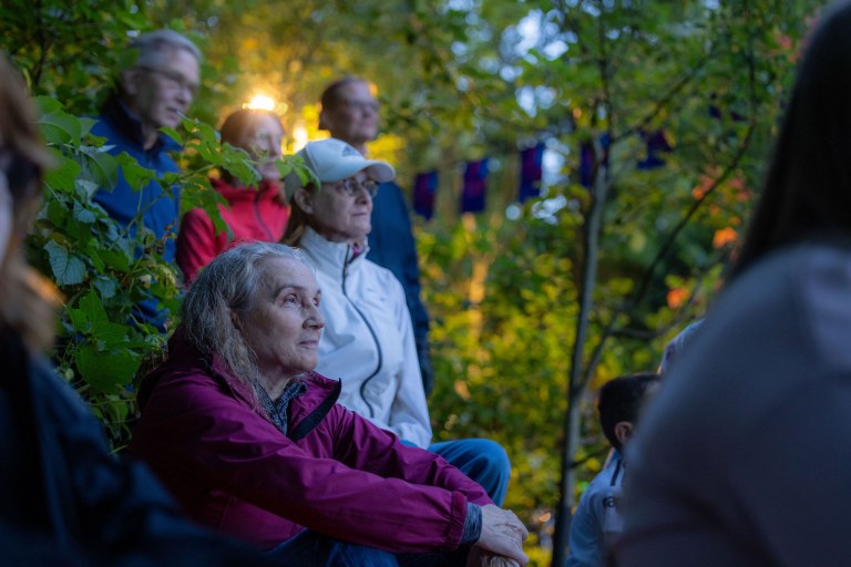 Yleisöä Rapumajan elokuvaillassa