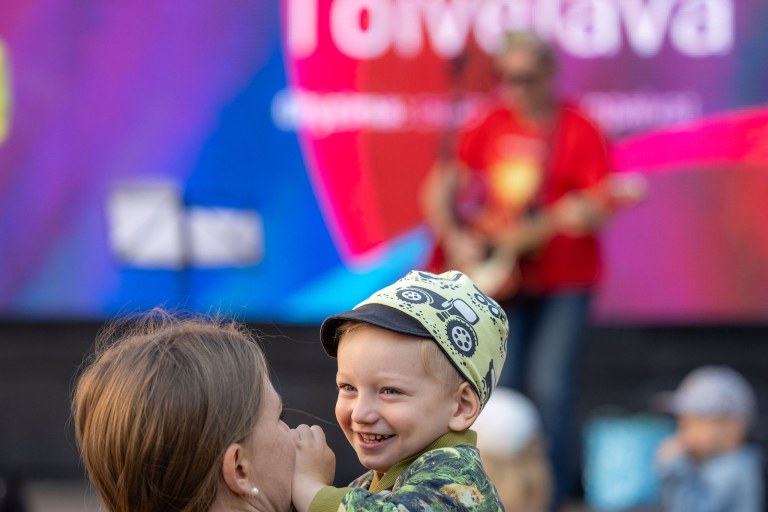 Yleisöä Rotuaarin Toivelavalla