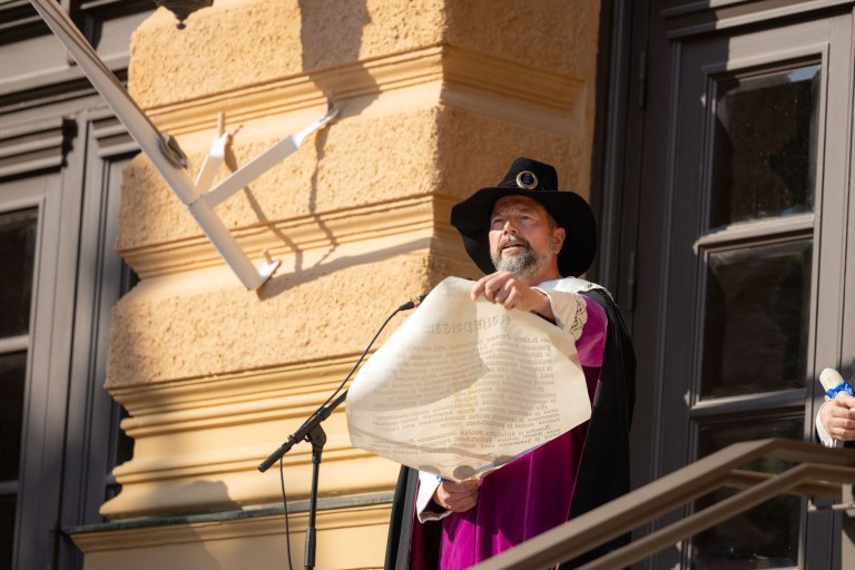 Julistusten luku kaupungintalon portailla