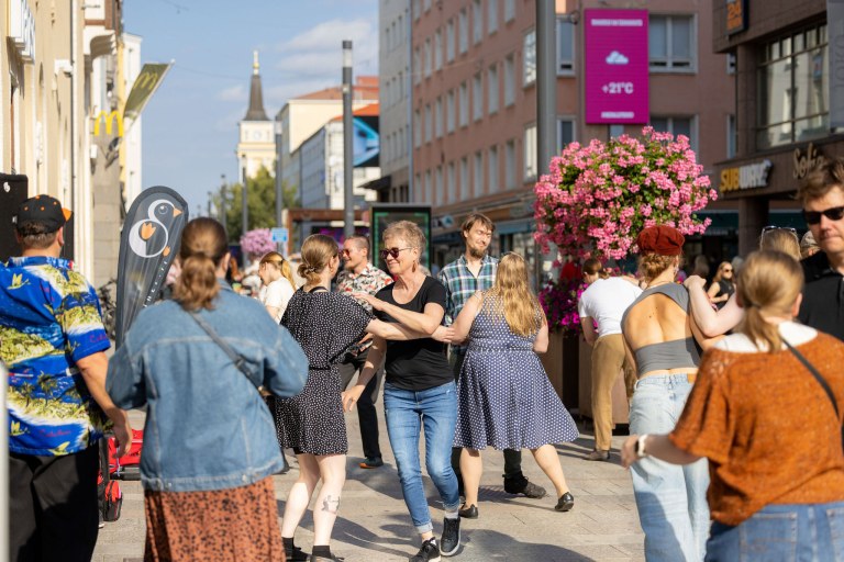 Tanssijoita Rotuaarilla