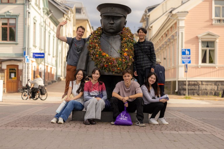 Nuoria yhteiskuvassa Toripolliisin kanssa