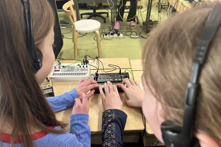 Oppilaita STEAM-residency projektissa.