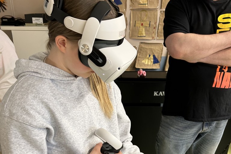 Oppilaita STEAM-residency projektissa.