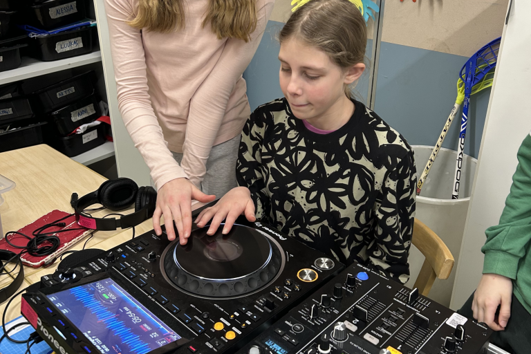 Oppilaita STEAM-residency projektissa.