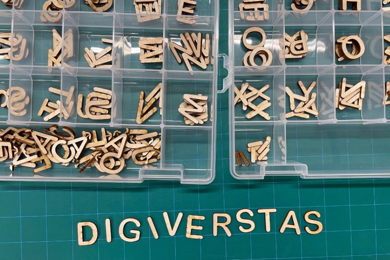 Laserleikkurilla tehtyjä kirjaimia