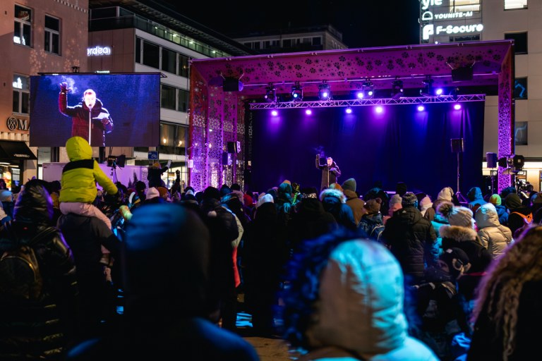 Kaupunginvaltuuston puheenjohtaja Lauri Nikula toi terveiset Rotuaarille