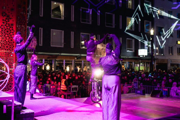 Oulun Tähtisirkus lumosi yleisön hämmästyttävällä sirkusesityksellä
