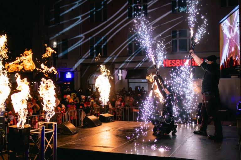 Tuluxxian näyttävä tuli- ja pyroshow päätti huikean tapahtumaillan!