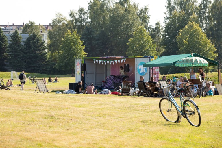 Puistopiknik esitys Hollilavalla