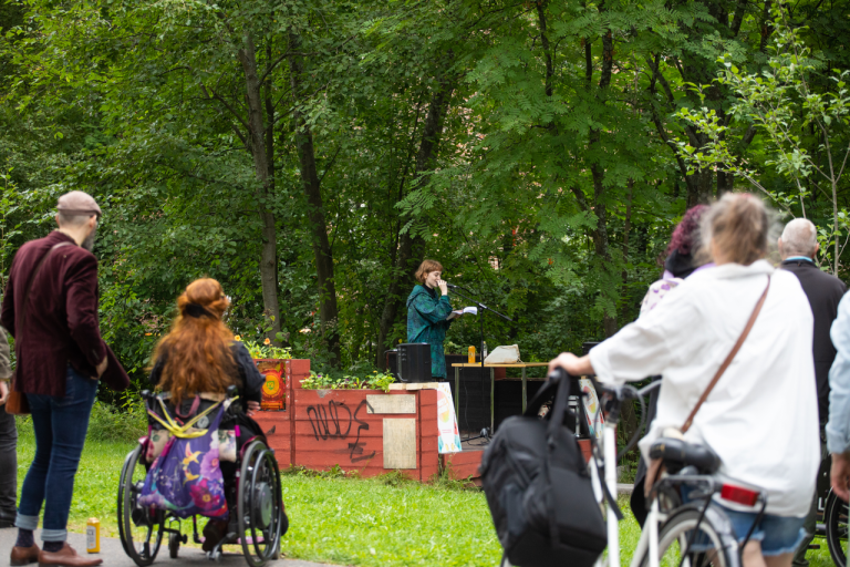 Runonlausuntaa Rapumajan lavalla