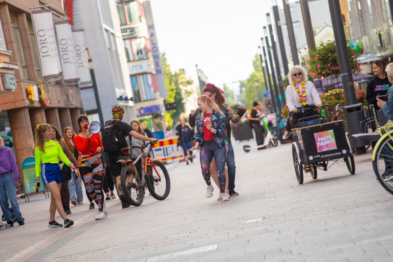 Tanssivia ihmisiä Rotuaarilla