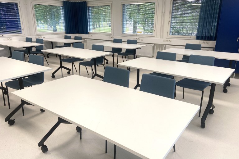 Aalto-tilassa on muunneltavia, rullilla siirrettäviä pöytiä ja kasaantuvia tuoleja.