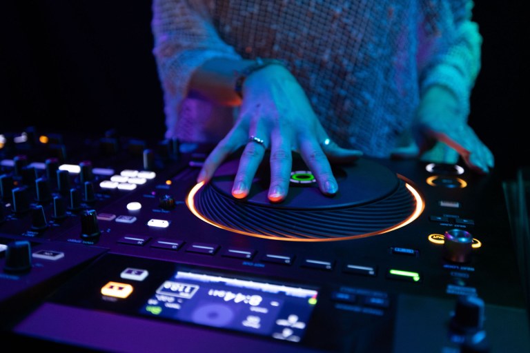 Dj soittaa levyjä