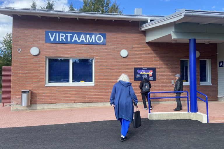Virtaamoon kuljetaan pääovesta, joka sijaitsee parkkipaikkojen puoleisessa päädyssä.