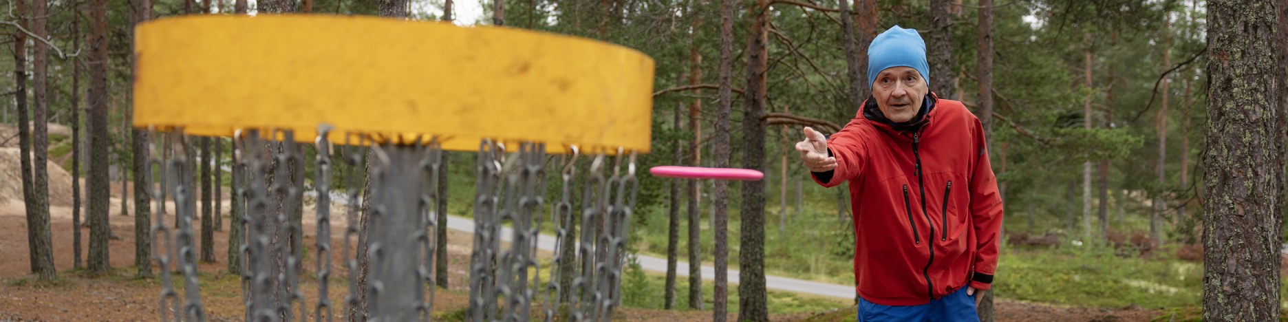 Mies pelaa frisbeegolfia