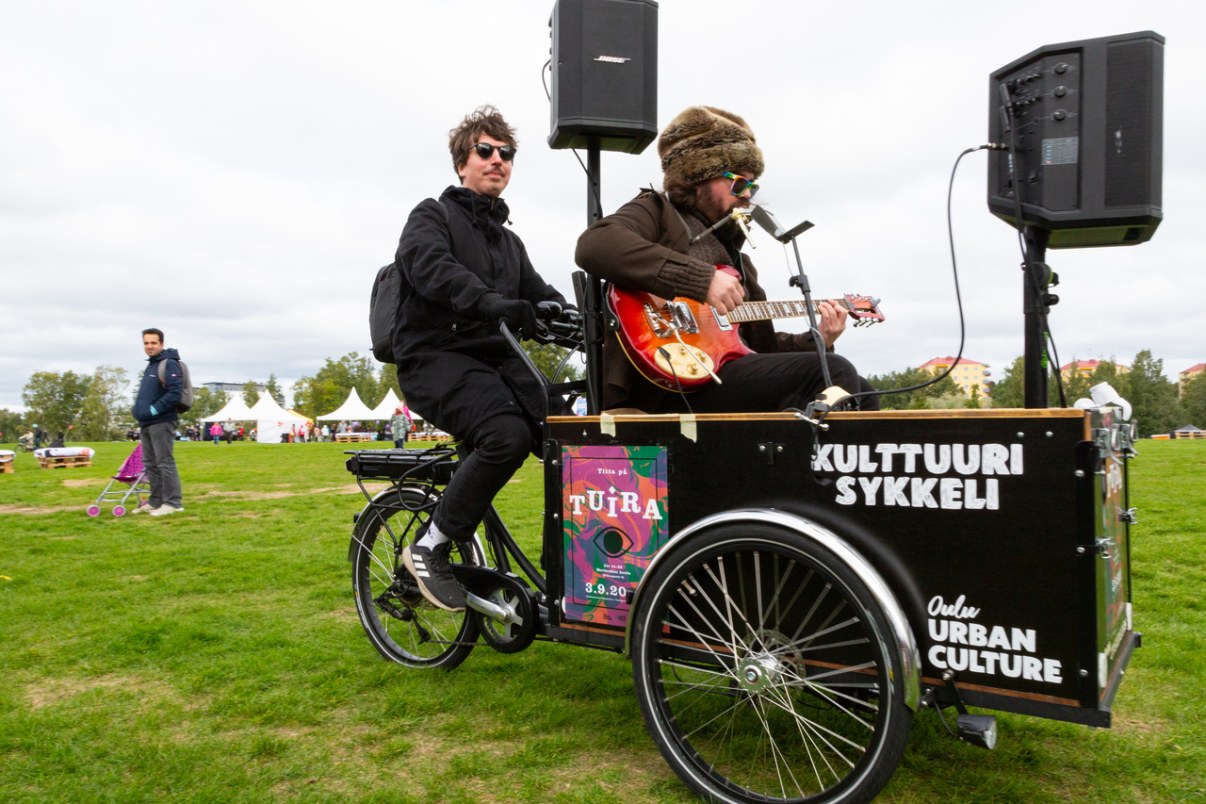 kulttuuripyörä ja kitaristi
