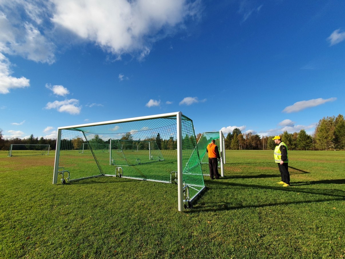 Jalkapallomaaleja ruohokentällä