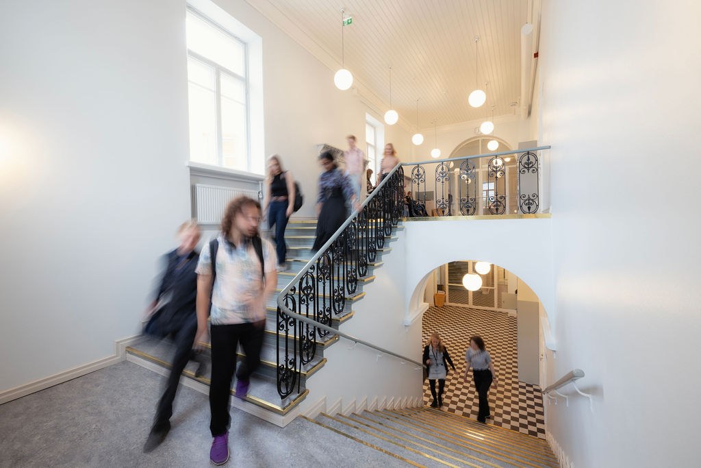 Lyseon opiskelijoita koulun portaikossa.
