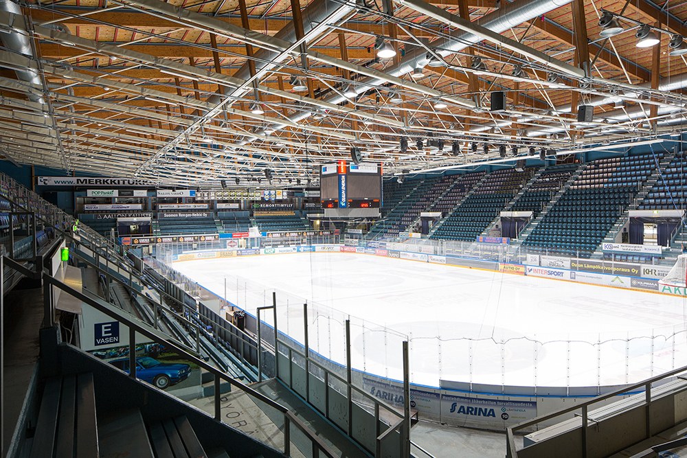 Jäähallin kaukalo jäädytettynä