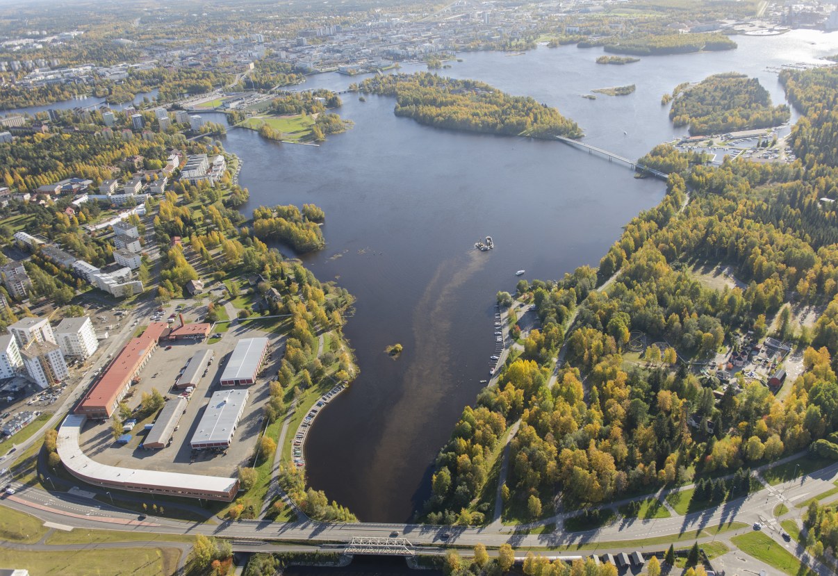 Ilmakuva Hartaanselänrannalta suistoalueelta kohti Oulun keskustaa.
