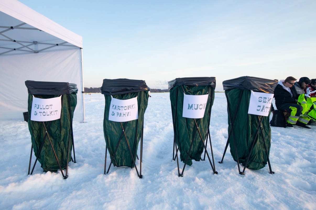 Frozen People -tapahtuma Nallikarissa meren jäällä. Roska-astiat pulloille ja tölkeille, kartongille, muoville ja sekajätteelle.