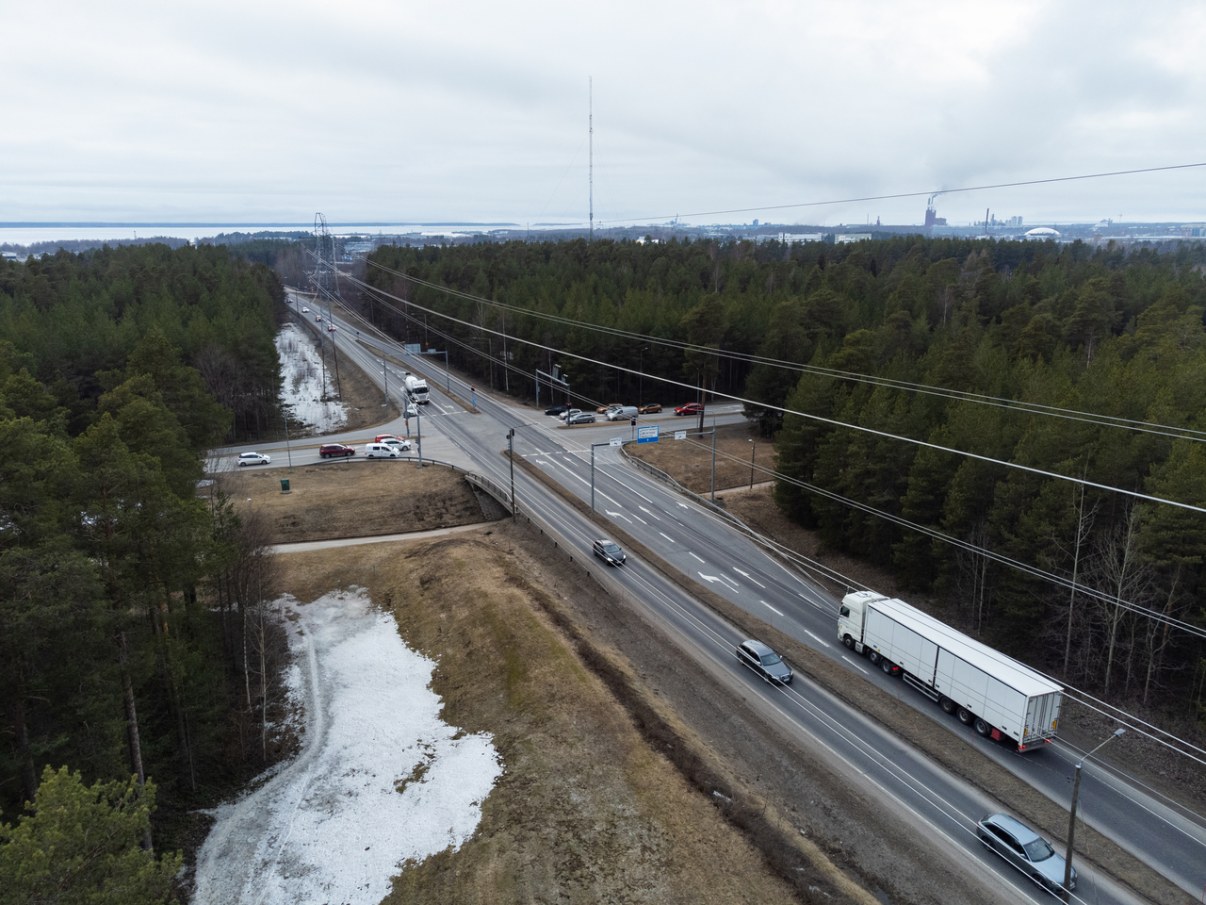  Poikkimaantien liikennettä kuvattuna Mäntylän kohdalta kohti Äimärautiota ja Oritkaria.