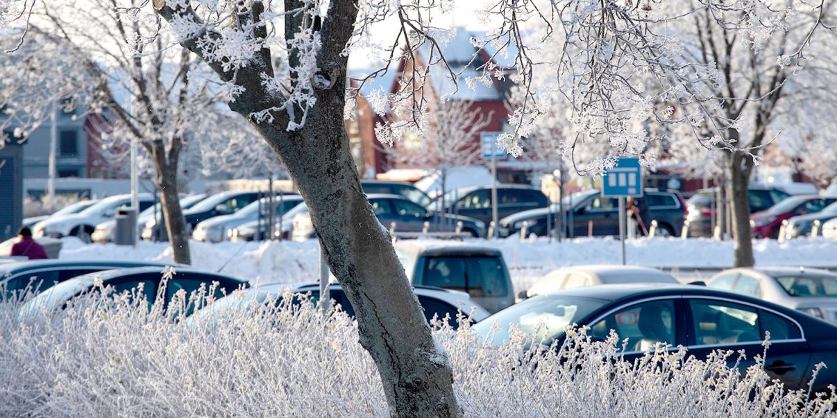 Kuva, pysäköintiä talvella.