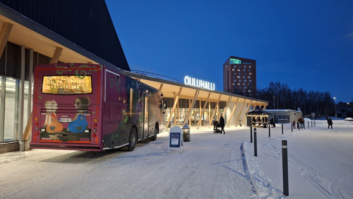 Kirjastoauto Onneli Ouluhallin edessä talvella 
