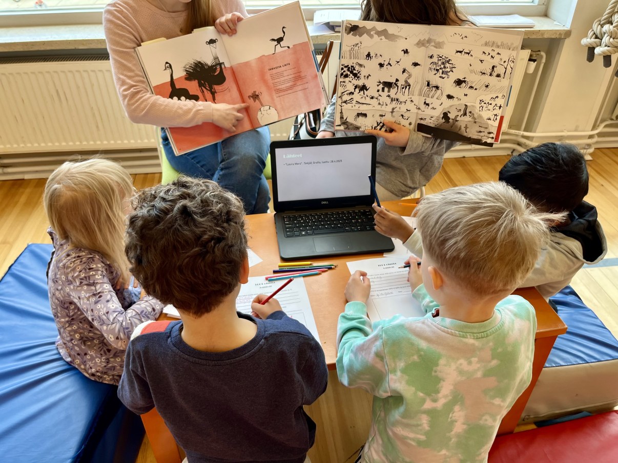 Lapset kuuntelevat tarinoita