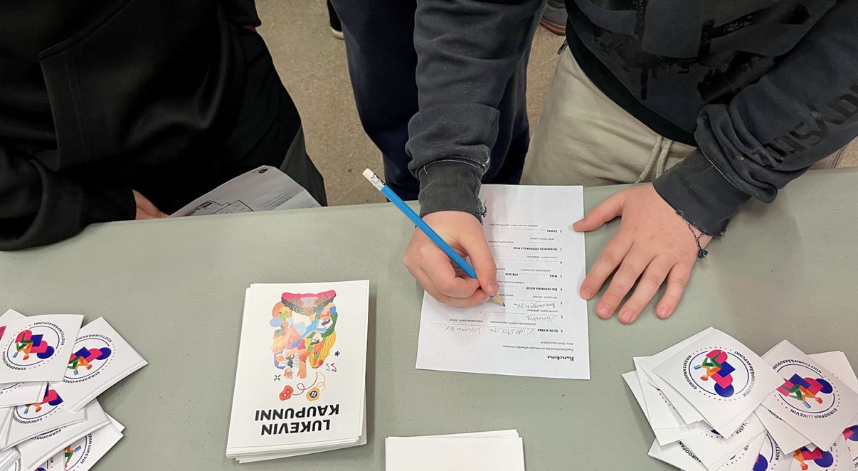 Nuoret kirjoittavat runokonelapulle runoa.