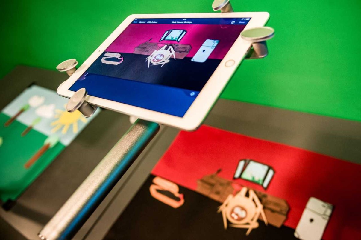 kuvassa iPad pidikkeessä animaatiota tehdessä