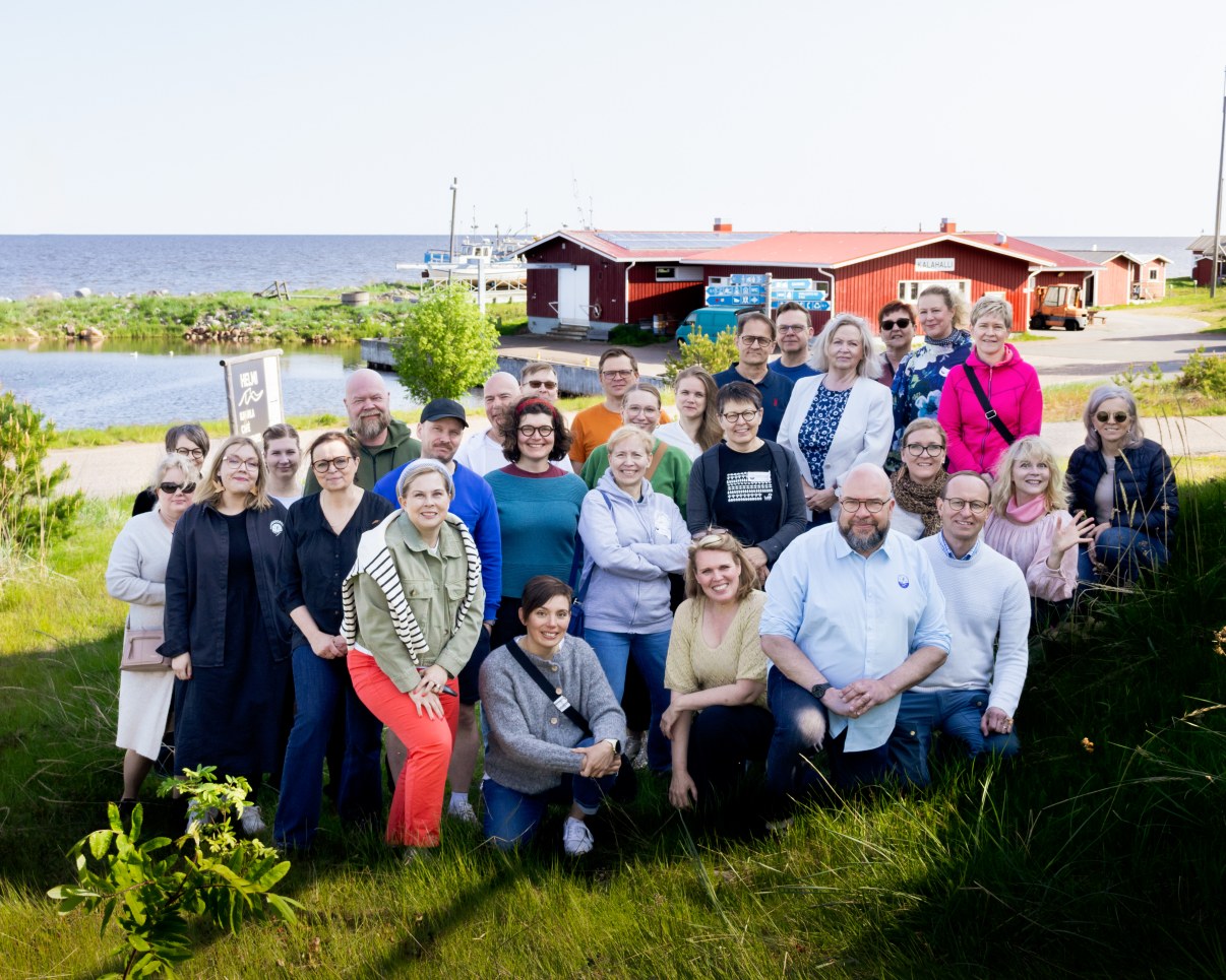 Kuvassa osa Ulapalle-leirille osallistuneista rehtoreista, projektityöntekijöistä ja vierailijoista. 